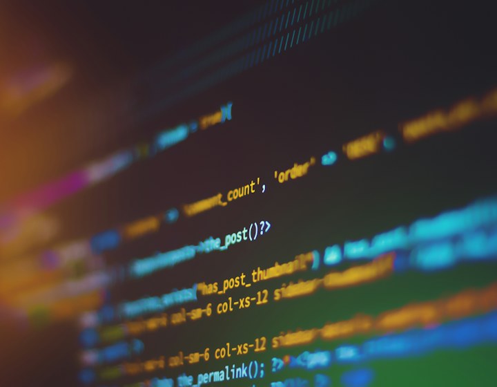 Quellcode auf einem Monitor
