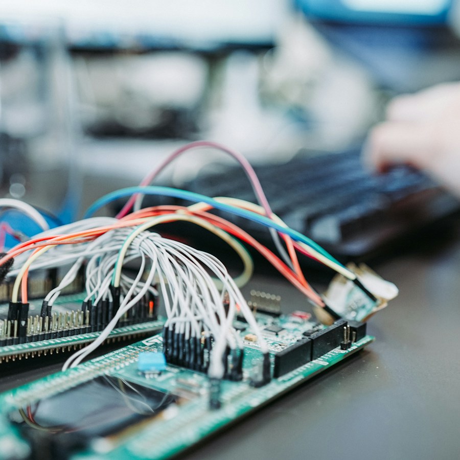 Elektronik mit Verkabelung auf einer Werkbank