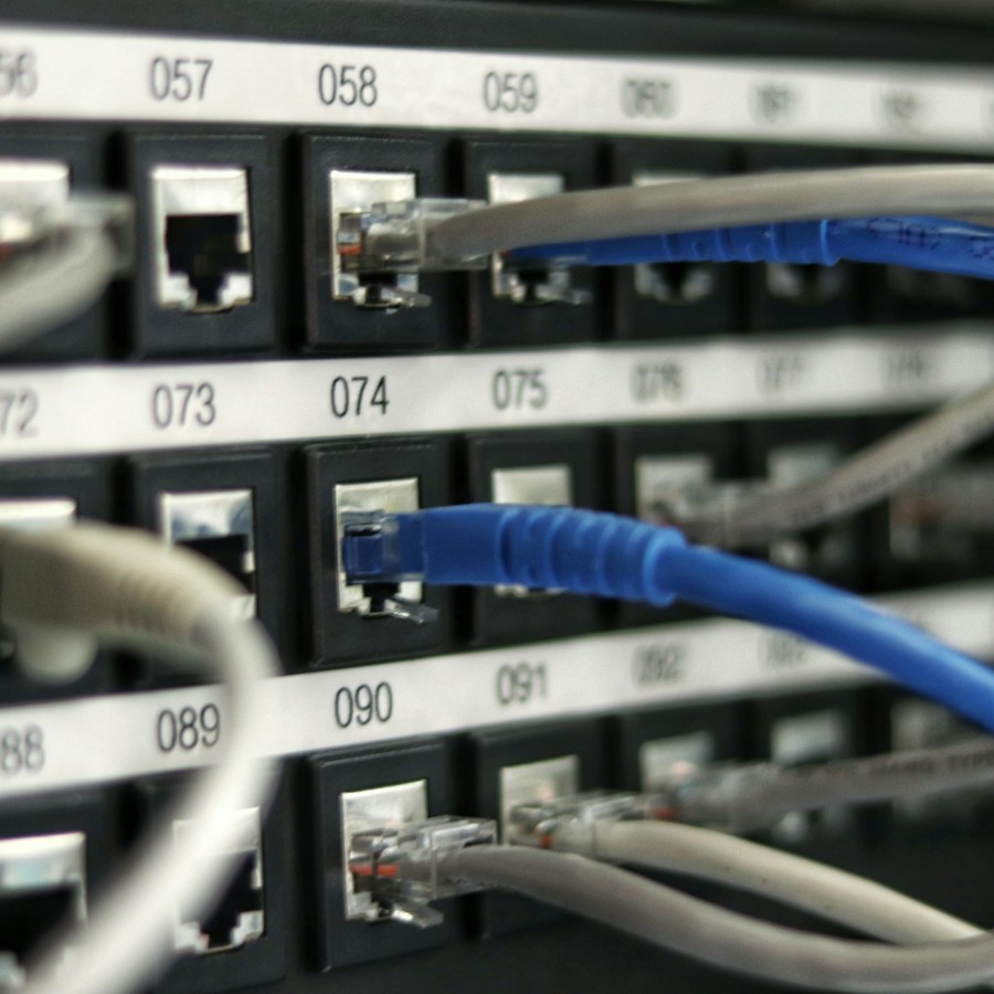 Netzwerkkabel in einem Patchfeld
